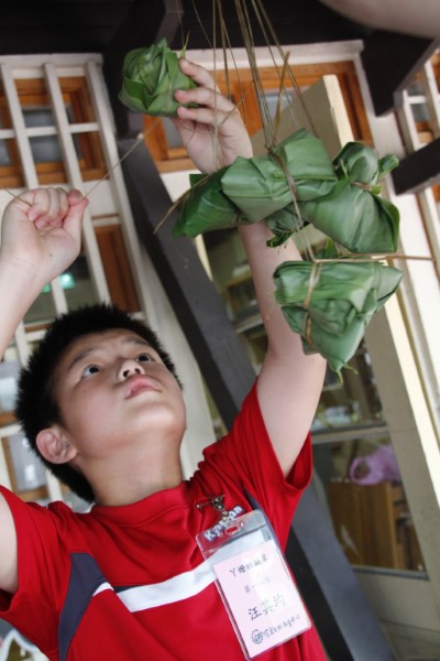 「ㄚ嬤的鹹草」在羅東自然教育中心跟著ㄚ嬤學包水生植物粽！